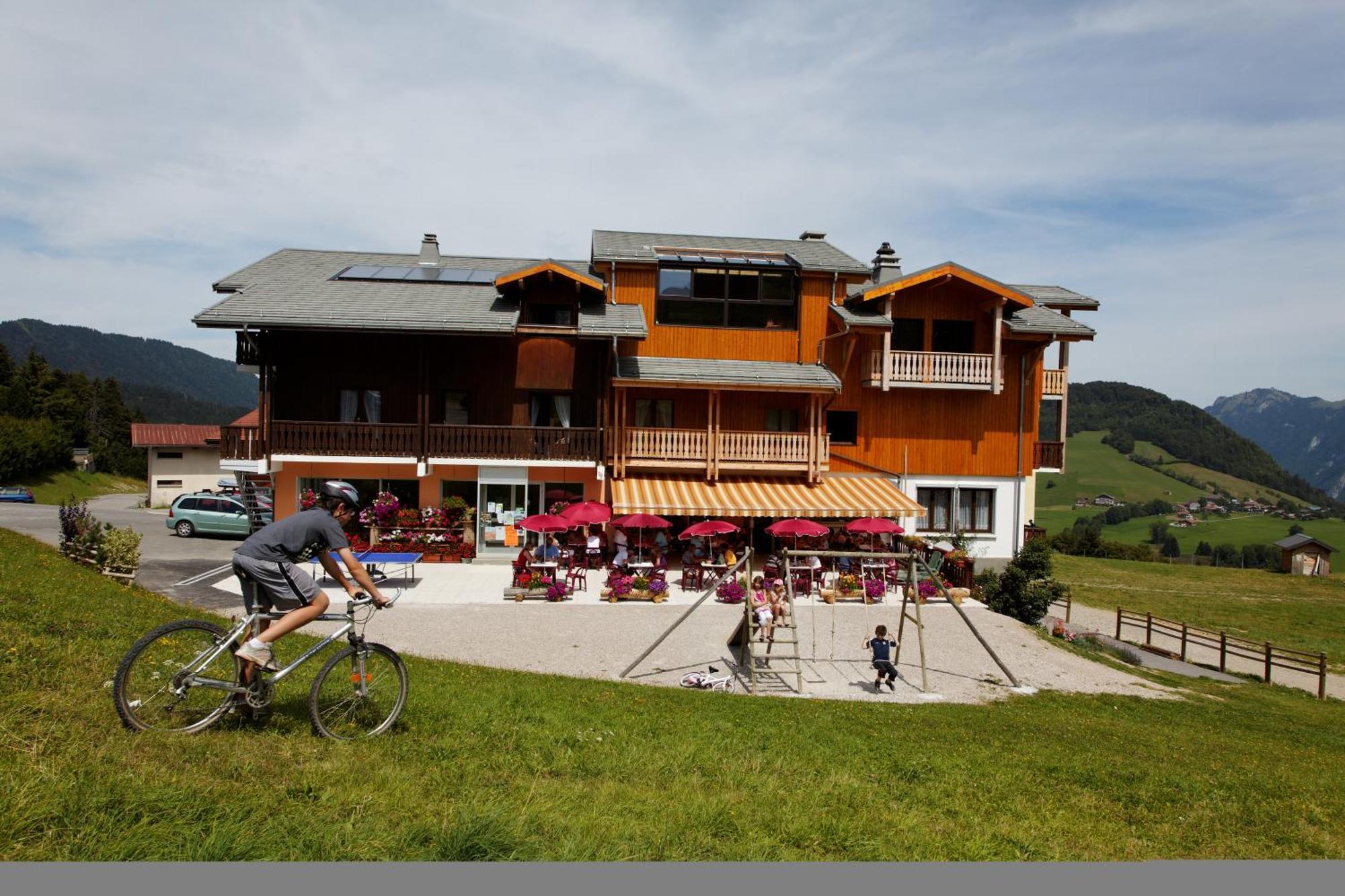 Hotel Les Skieurs Bellevaux Exterior photo